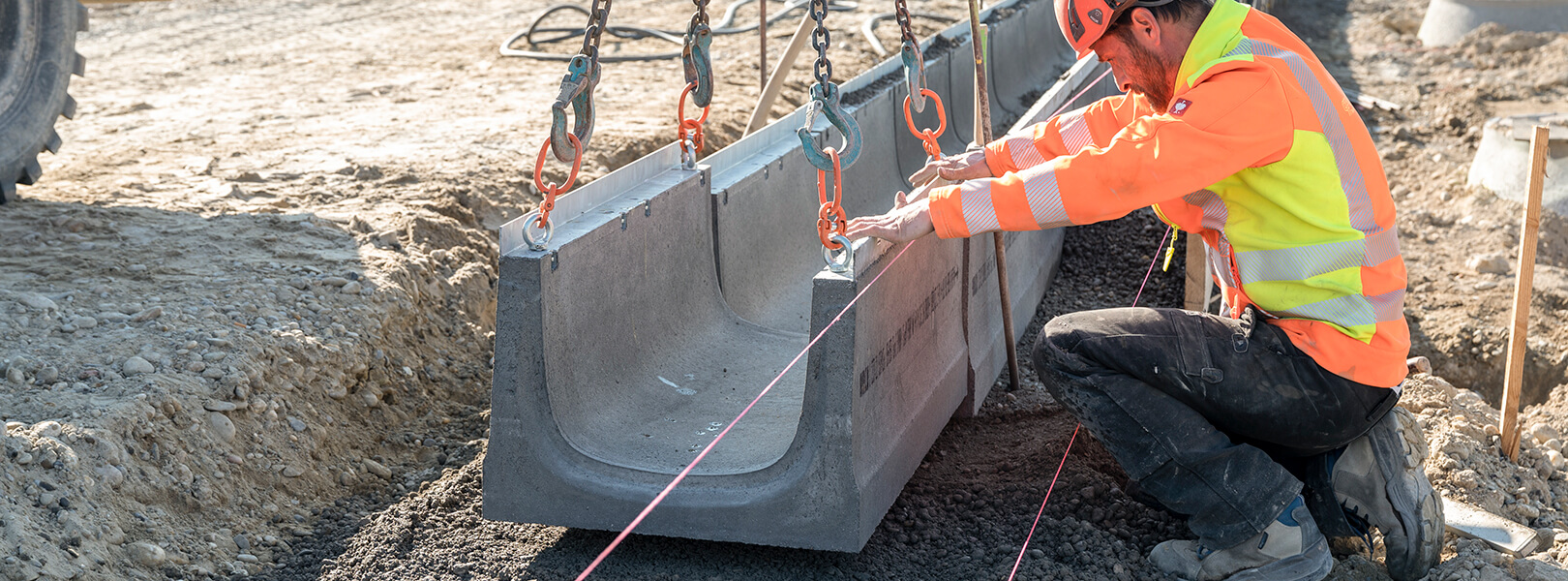 Präziser Einbau von Entwässerungsrinnen aus Beton