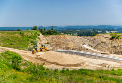 Kiesgrube Werk Rickenbach mit Bagger und Lastwagen